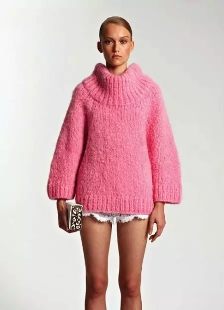 Suéter rosa (62 fotos): Qué usar, suéter, suavemente rosa, esponjoso, rosa pálido, rosa gris, rosa brillante 1039_62