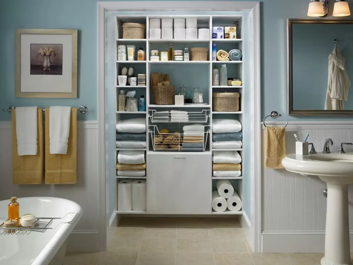 Penyimpanan di kamar mandi (43 foto): Sistem penyimpanan handuk dan mainan, ide organisasi ruang dan solusi optimal 10400_6
