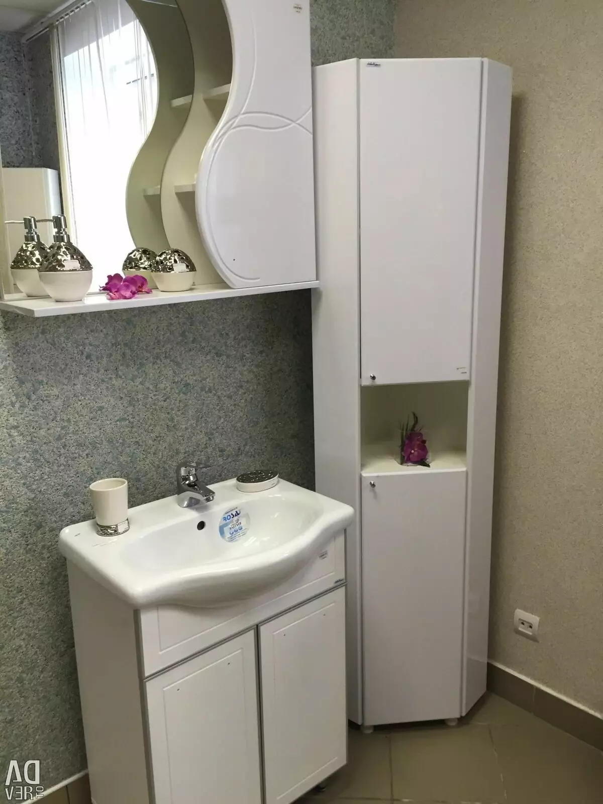 Угловой шкаф в ванную комнату