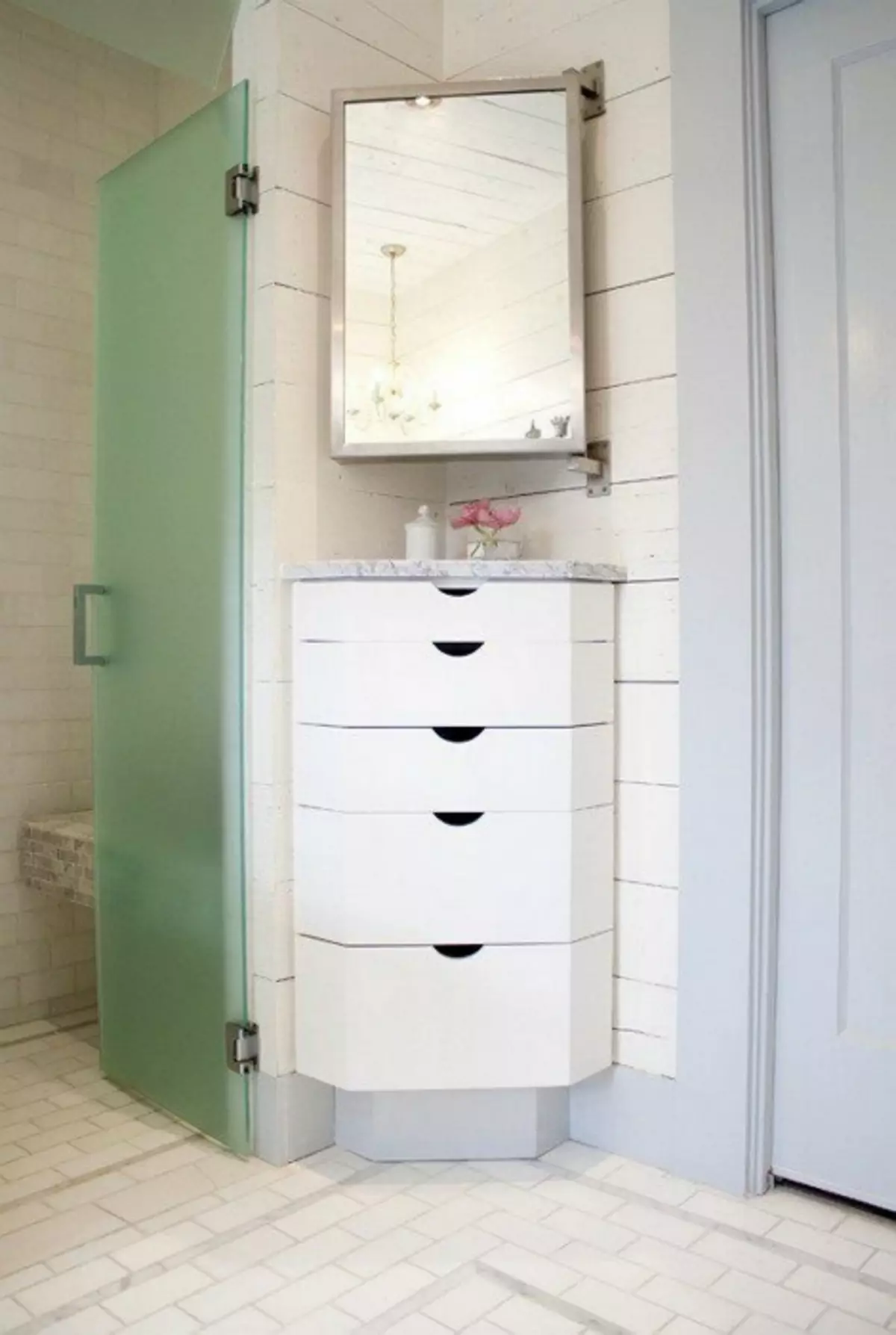 Угловой шкаф для ванной комнаты