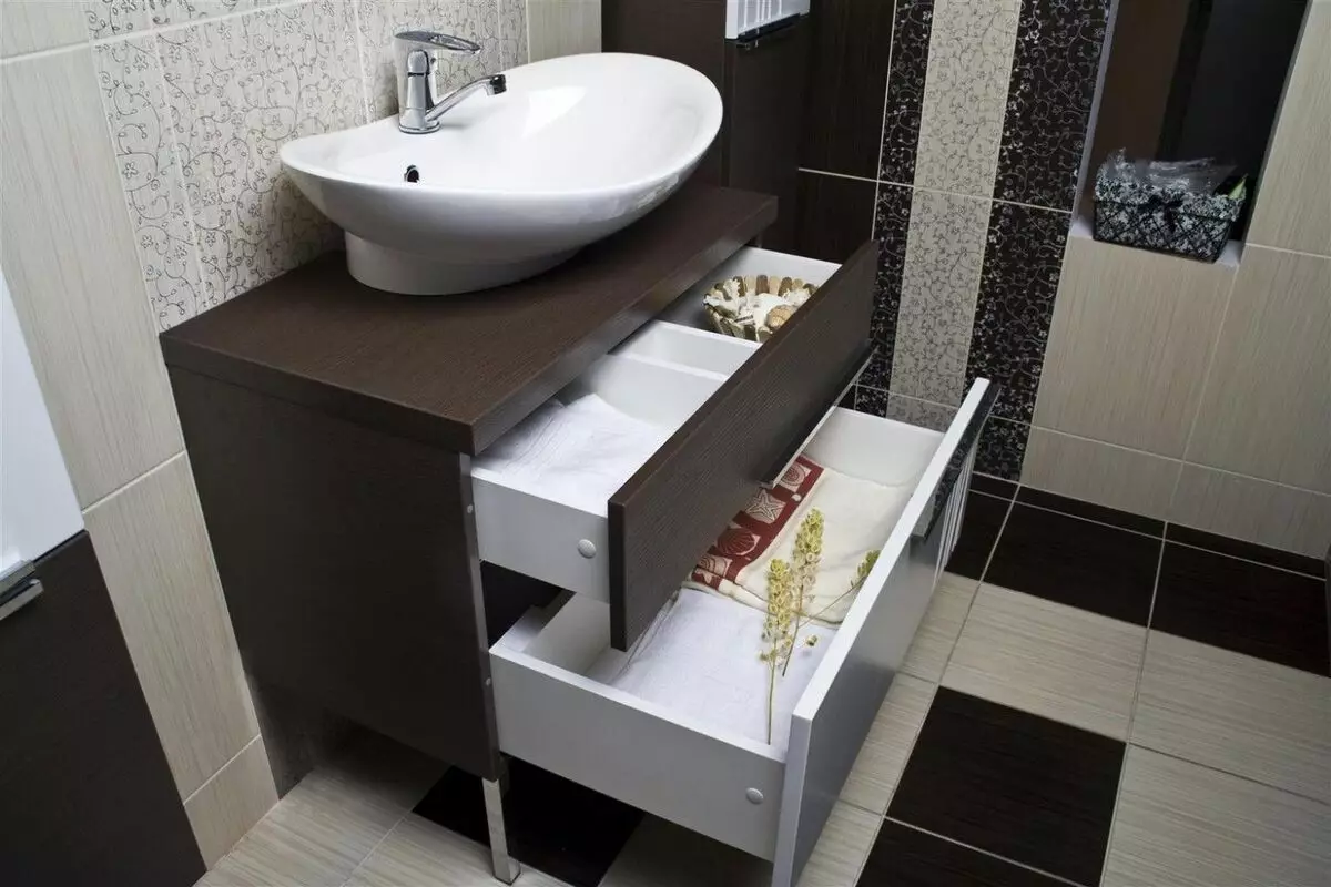 Kabinet lantai ing kamar mandi (67 foto): dada gedhe laci lan lemari cilik, review perabotan saka Ikea 10412_10