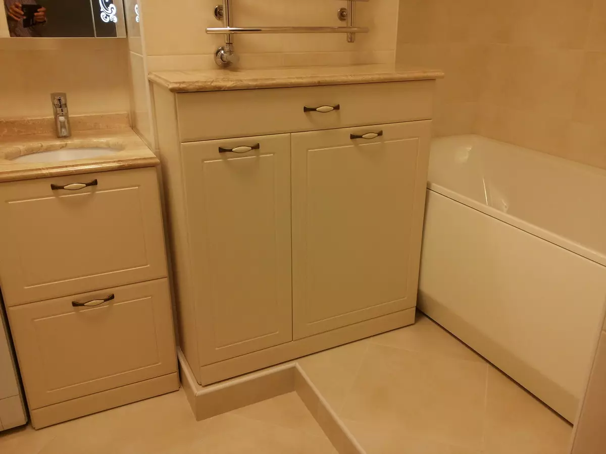 Kabinét lantai di kamar mandi (67 poto): dada ageung laci sareng loker leutik, perstagingan ti Ikea 10412_23