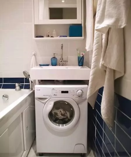 Mesin cuci ing kamar mandi (101 Foto): Fitur desain interior ing njero kamar mandi kanthi mesin cuci ing gaya modern lan gaya liyane 10413_100
