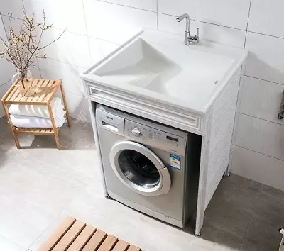 बाथरूममध्ये वॉशिंग मशीन (101 फोटो): आधुनिक आणि इतर शैलींमध्ये वॉशिंग मशीनसह बाथरूमच्या आतील भागात इंटीरियर डिझाइन वैशिष्ट्ये 10413_27