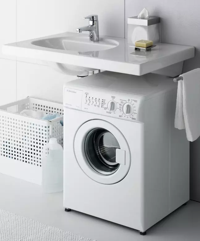 Máquina de lavar roupa no banheiro (101 fotos): Recursos de design de interiores do interior do banheiro com uma máquina de lavar roupa em modernos e outros estilos 10413_36