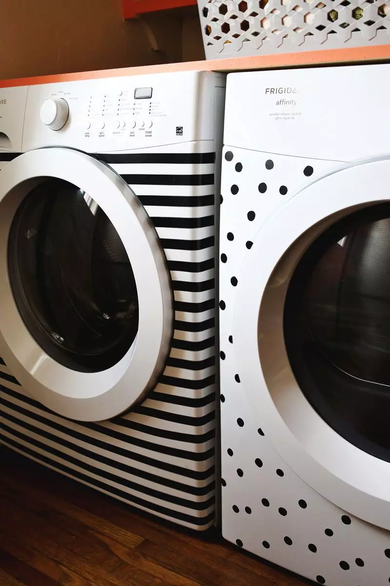 बाथरूममध्ये वॉशिंग मशीन (101 फोटो): आधुनिक आणि इतर शैलींमध्ये वॉशिंग मशीनसह बाथरूमच्या आतील भागात इंटीरियर डिझाइन वैशिष्ट्ये 10413_37
