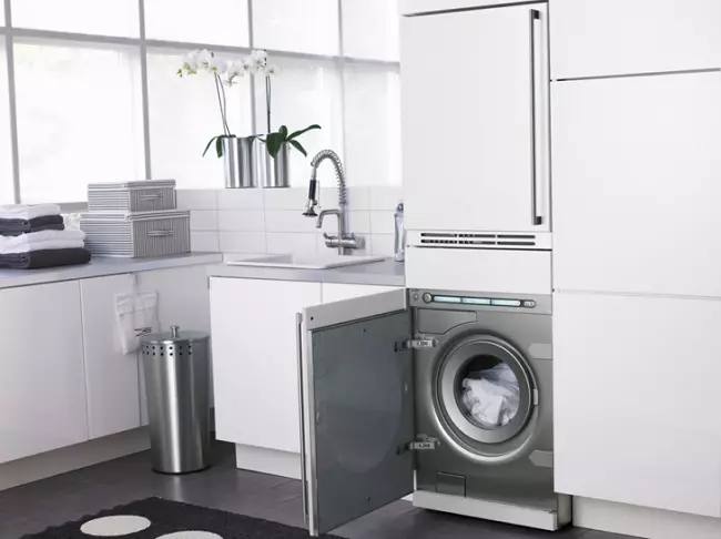 बाथरूममध्ये वॉशिंग मशीन (101 फोटो): आधुनिक आणि इतर शैलींमध्ये वॉशिंग मशीनसह बाथरूमच्या आतील भागात इंटीरियर डिझाइन वैशिष्ट्ये 10413_38