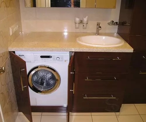 Mesin cuci ing kamar mandi (101 Foto): Fitur desain interior ing njero kamar mandi kanthi mesin cuci ing gaya modern lan gaya liyane 10413_61