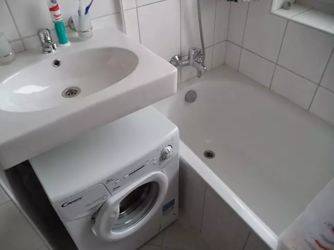 Mesin cuci ing kamar mandi (101 Foto): Fitur desain interior ing njero kamar mandi kanthi mesin cuci ing gaya modern lan gaya liyane 10413_66
