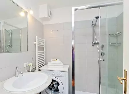 Mesin cuci ing kamar mandi (101 Foto): Fitur desain interior ing njero kamar mandi kanthi mesin cuci ing gaya modern lan gaya liyane 10413_80
