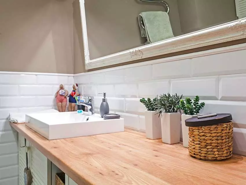 Medinis stalviršis vonios kambaryje: pasirinkimas po kriauklės stalviršiais iš Slaba, masyvo ir kitų medžiagų 10415_10