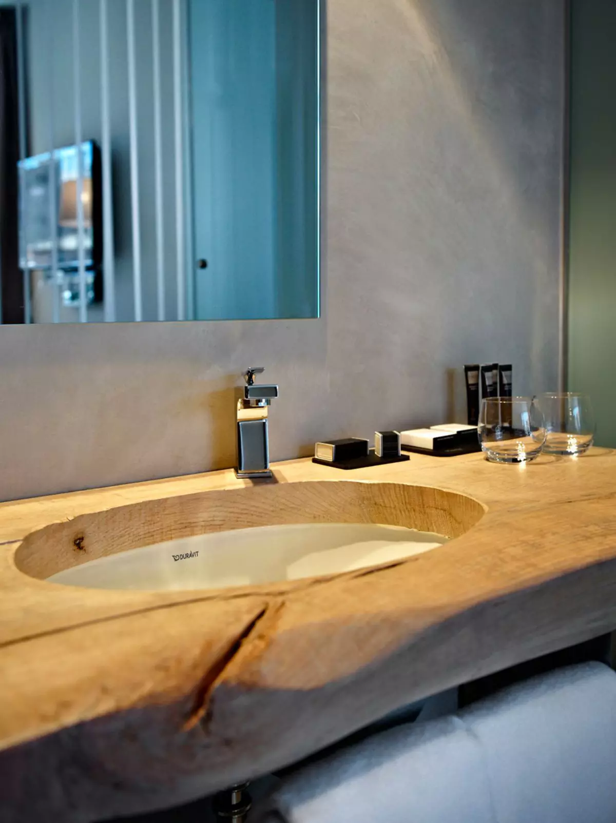 Countertop kayu ing kamar mandi: Pilihan ing ngisor tabel sink saka slaba, larutan lan saka bahan liyane 10415_11