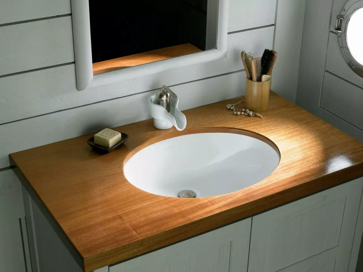 Koka galdiņš vannas istabā: izvēle zem izlietnes galda virsmām no Saba, masīvs un no citiem materiāliem 10415_14