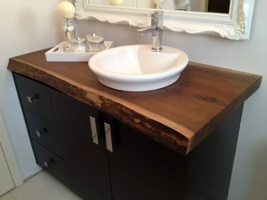 Koka galdiņš vannas istabā: izvēle zem izlietnes galda virsmām no Saba, masīvs un no citiem materiāliem 10415_16