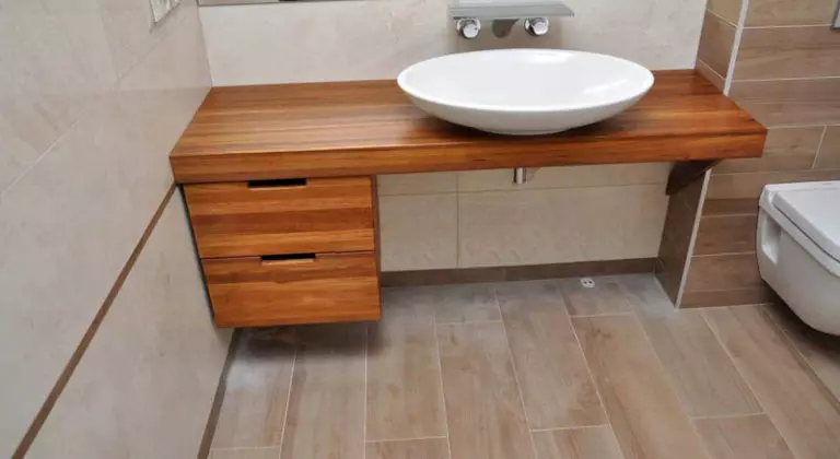 Countertop kayu ing kamar mandi: Pilihan ing ngisor tabel sink saka slaba, larutan lan saka bahan liyane 10415_28