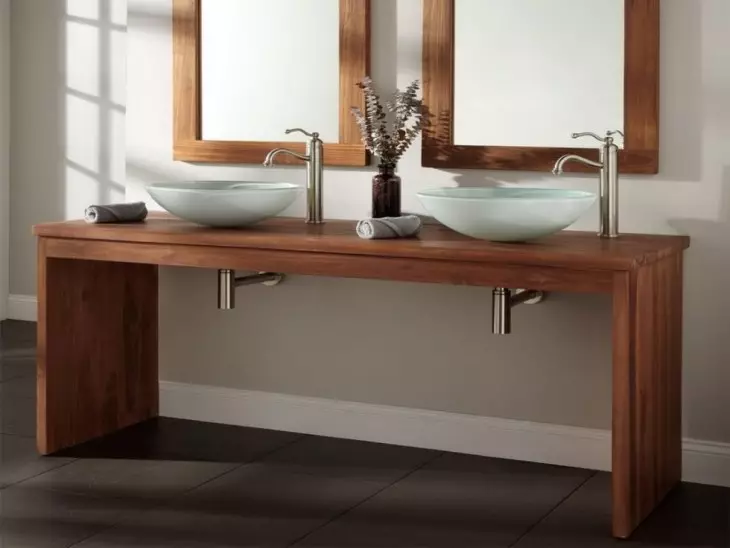 Medinis stalviršis vonios kambaryje: pasirinkimas po kriauklės stalviršiais iš Slaba, masyvo ir kitų medžiagų 10415_4