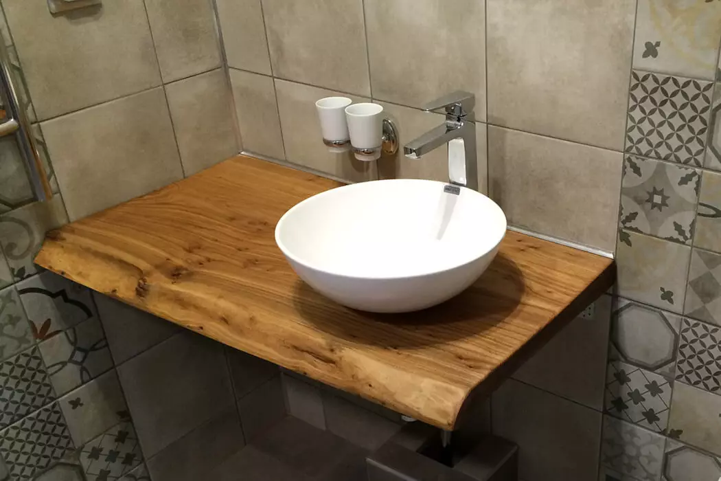 Mặt bàn gỗ trong phòng tắm: Lựa chọn dưới ngọn bàn chìm từ SLABA, mảng và từ các vật liệu khác 10415_7