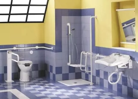 Räcken för badrummet (40 foton): Välj ett handtag på väggen på vakuumsugare och andra supportmodeller. Hur man placerar dem? 10418_12