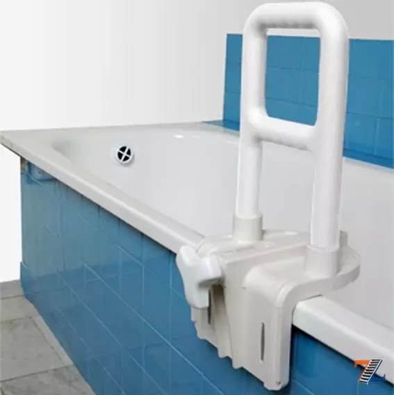 Leuningen voor de badkamer (40 foto's): Kies een handvat op de muur op vacuümzuigers en andere ondersteuningsmodellen. Hoe ze te positioneren? 10418_26