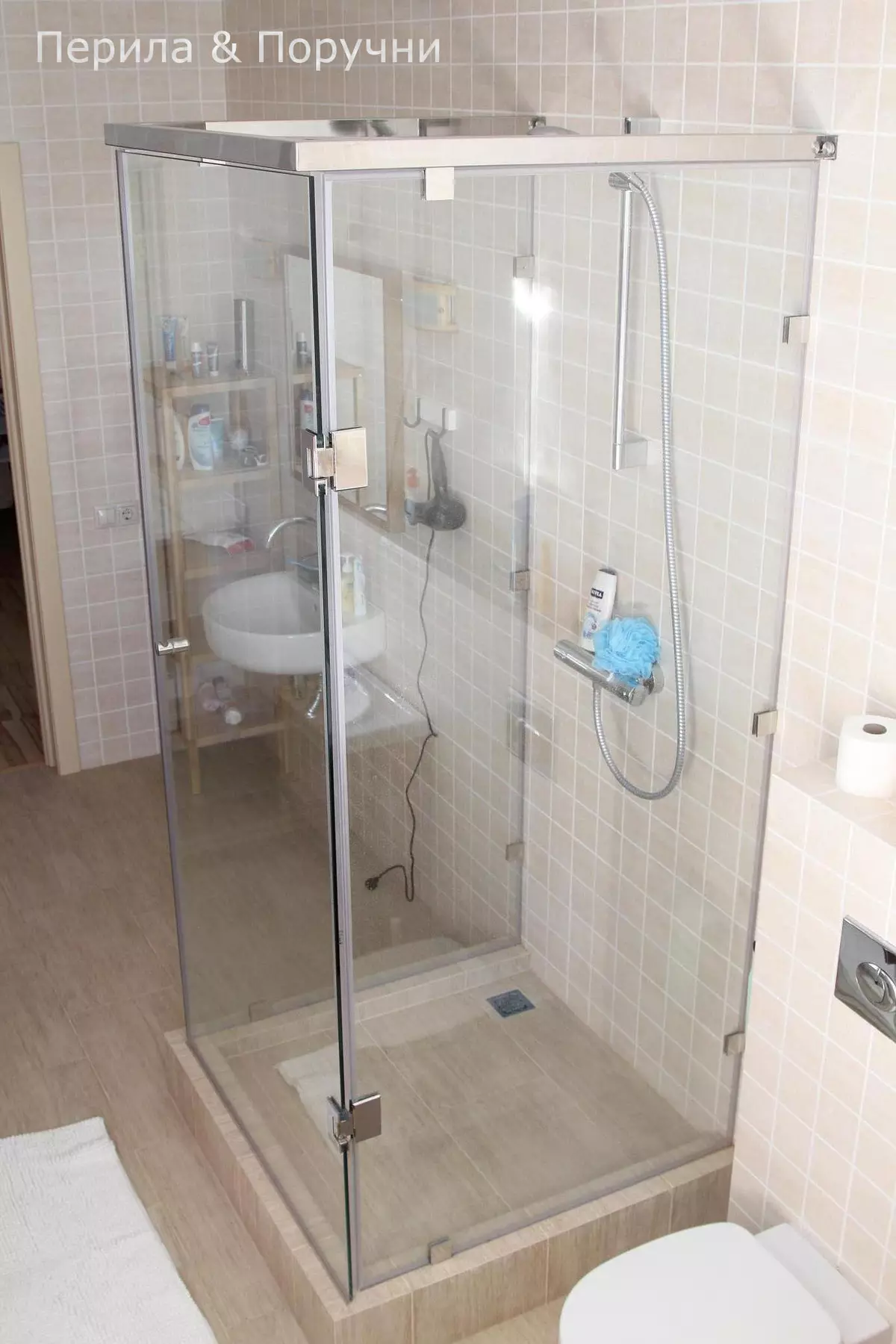 Handrails untuk bilik mandi (40 foto): Pilih pemegang di dinding pada penyedut vakum dan model sokongan lain. Bagaimana untuk meletakkan mereka? 10418_29