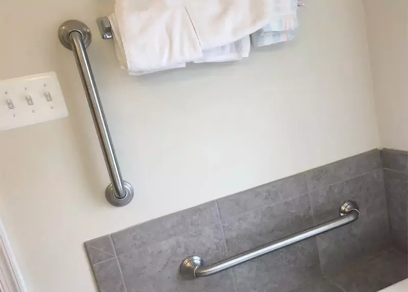 浴室的扶手（40张照片）：在真空吸盘和其他支持型号上选择墙上的手柄。如何定位它们？ 10418_3