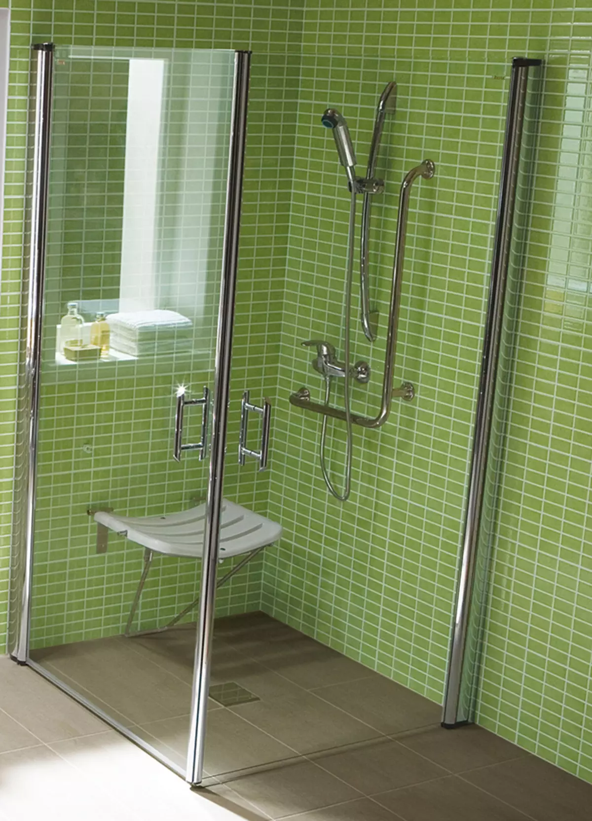 Handrails untuk bilik mandi (40 foto): Pilih pemegang di dinding pada penyedut vakum dan model sokongan lain. Bagaimana untuk meletakkan mereka? 10418_30