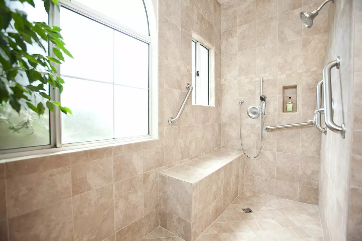 浴室的扶手（40张照片）：在真空吸盘和其他支持型号上选择墙上的手柄。如何定位它们？ 10418_36