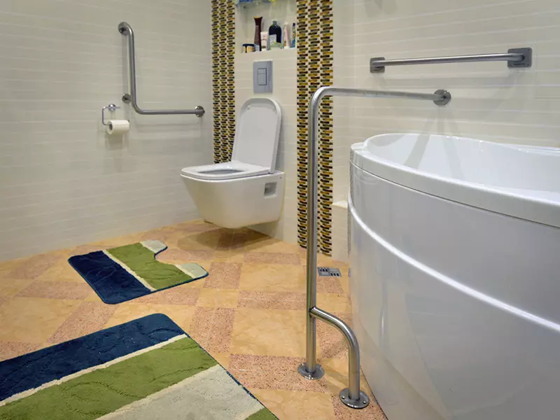 Okrivke za kopalnico (40 fotografij): Izberite ročaj na steni na vakuumskih sevihstih in drugih modelih podpore. Kako jih postavite? 10418_6