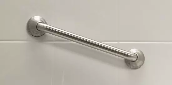 Handrails untuk bilik mandi (40 foto): Pilih pemegang di dinding pada penyedut vakum dan model sokongan lain. Bagaimana untuk meletakkan mereka? 10418_8