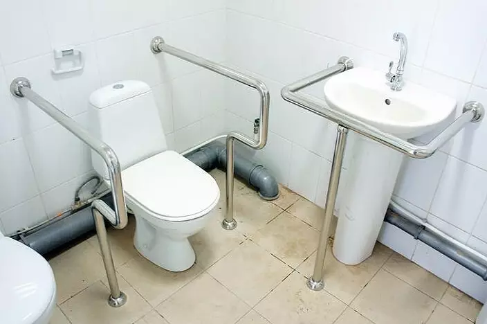 Handrails untuk bilik mandi (40 foto): Pilih pemegang di dinding pada penyedut vakum dan model sokongan lain. Bagaimana untuk meletakkan mereka? 10418_9