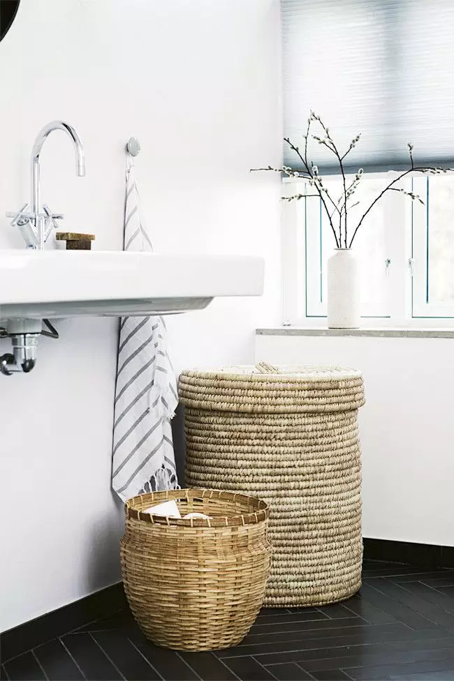 Giỏ phòng tắm (56 ảnh): Nhúng hẹp và góc, hộp dệt cho vải lanh bẩn và hộp đựng kích thước 15 cm, 20 và 25 cm 10419_55
