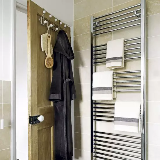 Mga hanger sa banyo: Wall sliding banyo sa banyo, mga kaw-it sa pultahan, mga hanger sa salog ug uban pa 10420_15