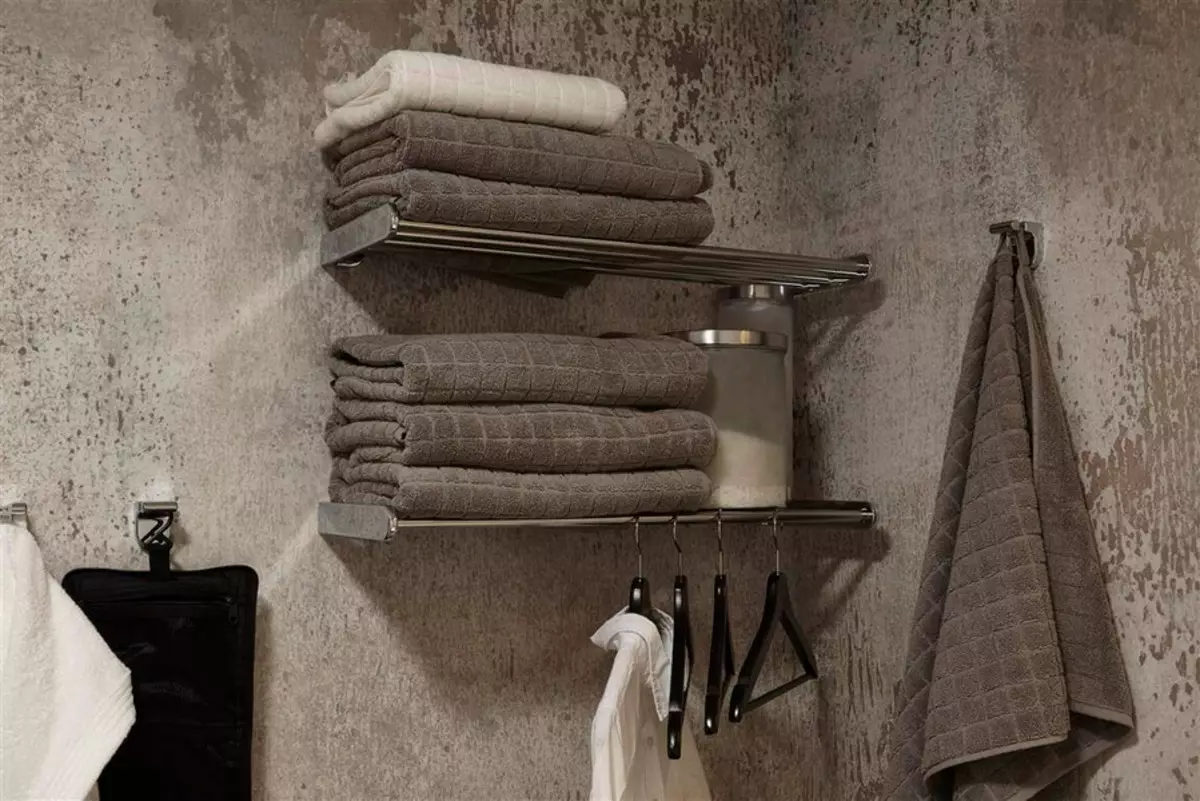 Polica za ručnike u kupaonici (63 fotografije): s kukama i zidom, 50 cm od nehrđajućeg čelika, držač ručnika s policom u kupaonici i ostatku 10421_17