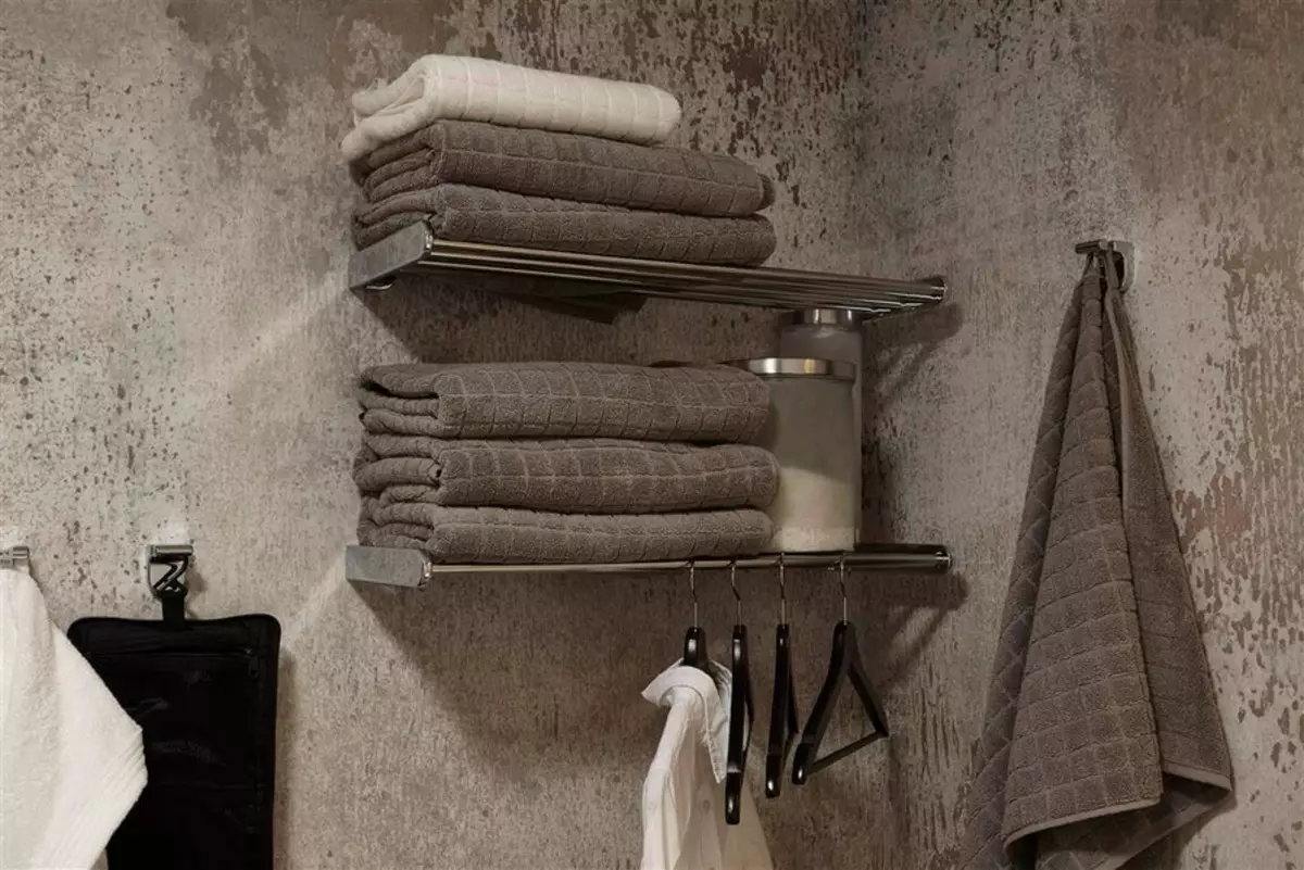 Shelf para sa mga tuwalya sa banyo (63 mga larawan): may mga kawit at pader, 50 cm mula sa hindi kinakalawang na asero, may hawak ng tuwalya na may istante sa banyo at ang iba pa 10421_17