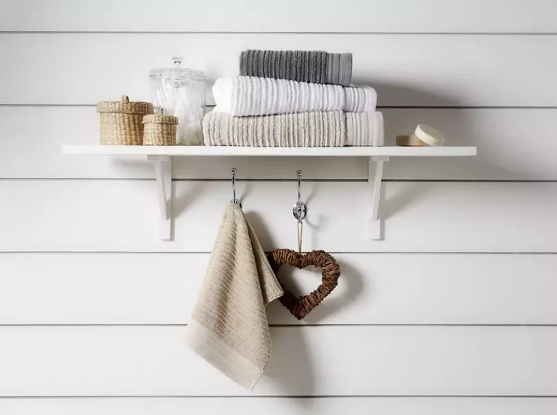Polica na uteráky v kúpeľni (63 fotografií): s háčikmi a stenou, 50 cm z nehrdzavejúcej ocele, držiak uteráka s poličkou v kúpeľni a zvyšok 10421_18
