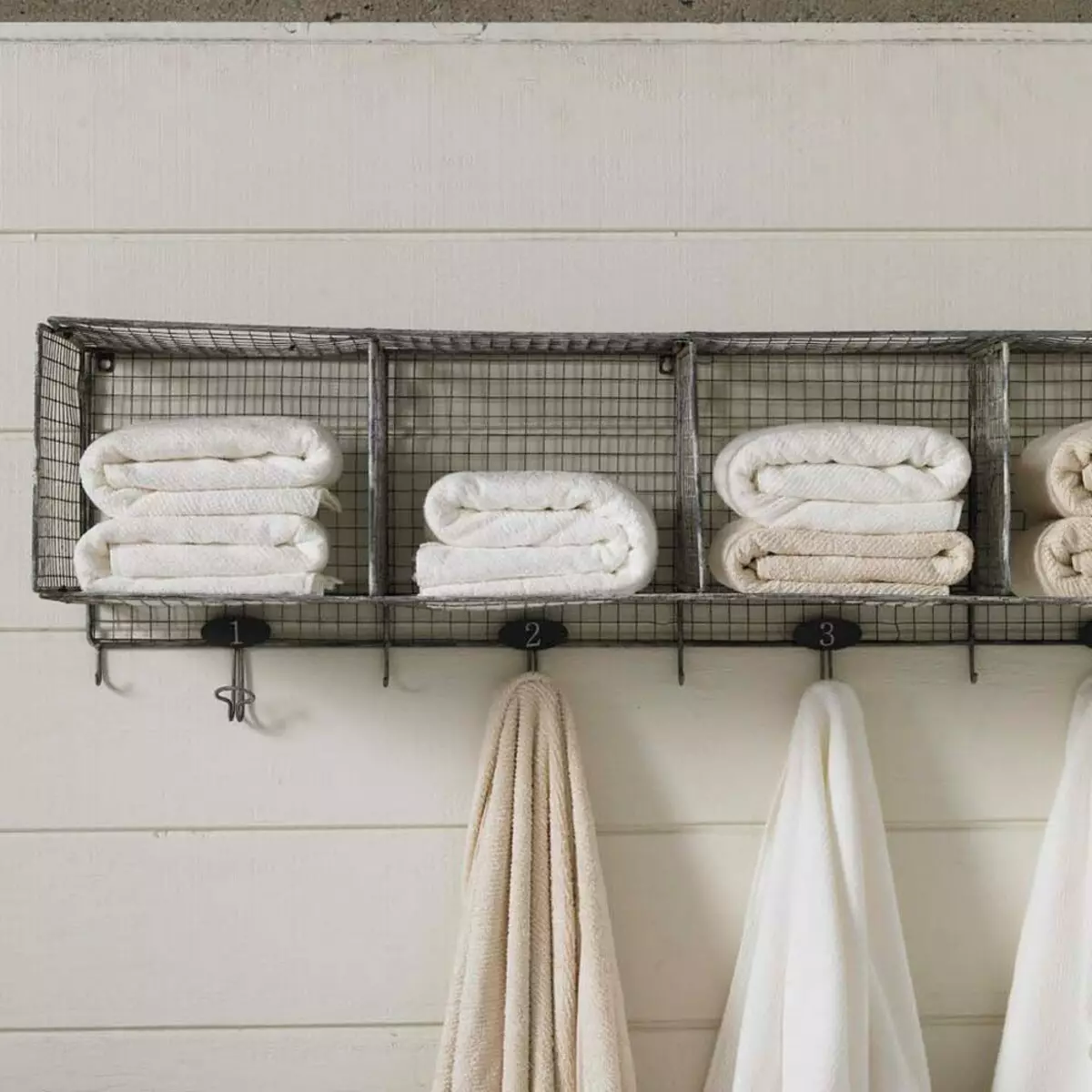 Scaffale per asciugamani in bagno (63 foto): con ganci e parete, 50 cm da acciaio inossidabile, portasciugamani con ripiano in bagno e il resto 10421_24