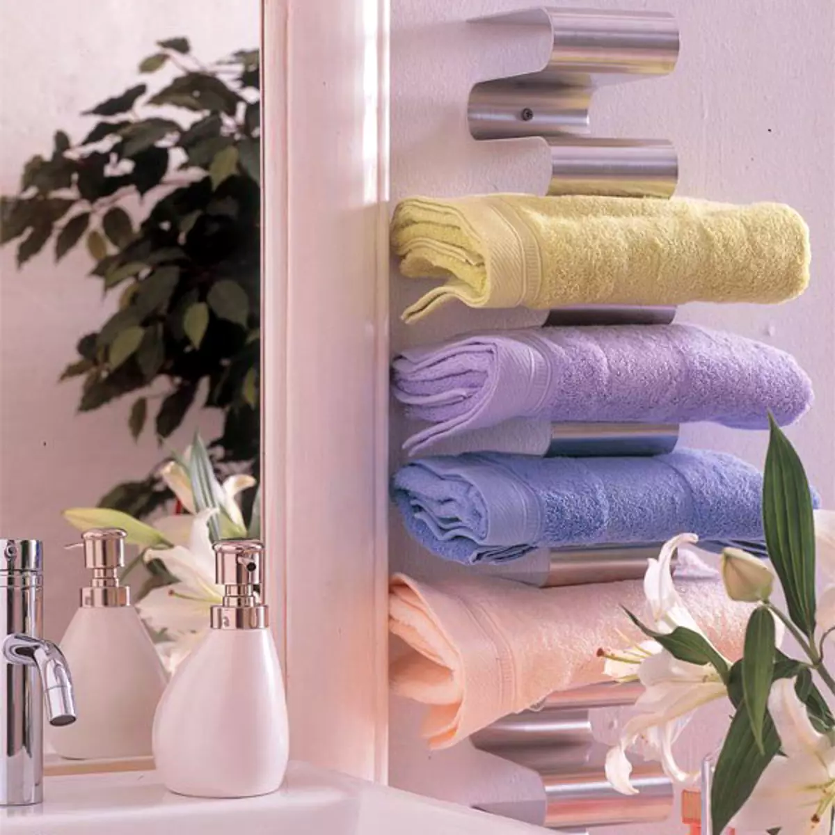 Polica na uteráky v kúpeľni (63 fotografií): s háčikmi a stenou, 50 cm z nehrdzavejúcej ocele, držiak uteráka s poličkou v kúpeľni a zvyšok 10421_25