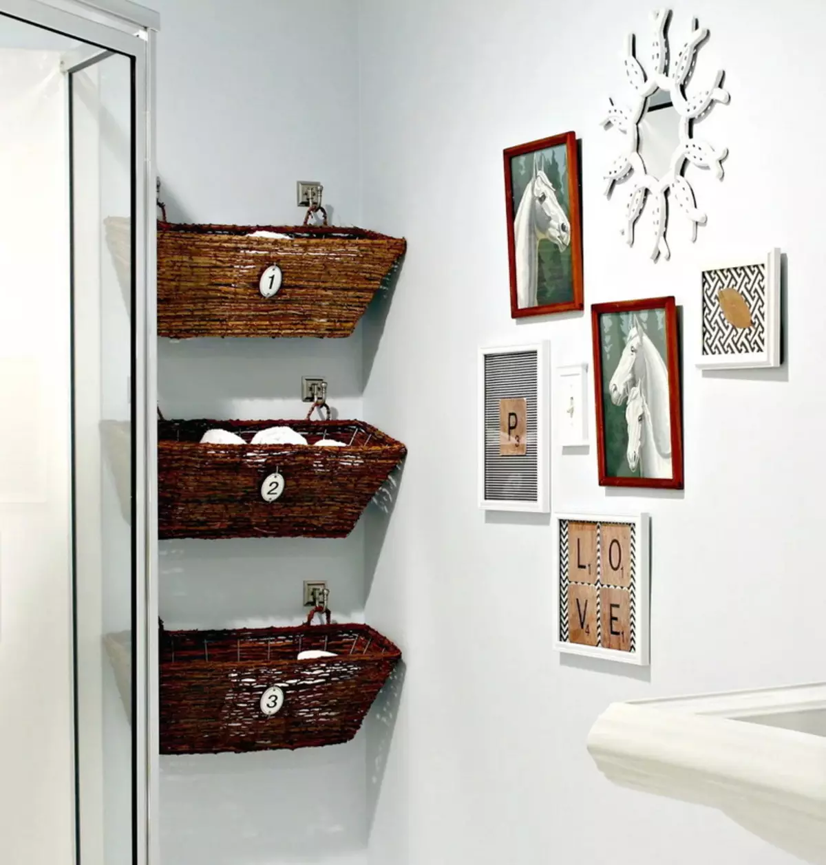 Polica na uteráky v kúpeľni (63 fotografií): s háčikmi a stenou, 50 cm z nehrdzavejúcej ocele, držiak uteráka s poličkou v kúpeľni a zvyšok 10421_26