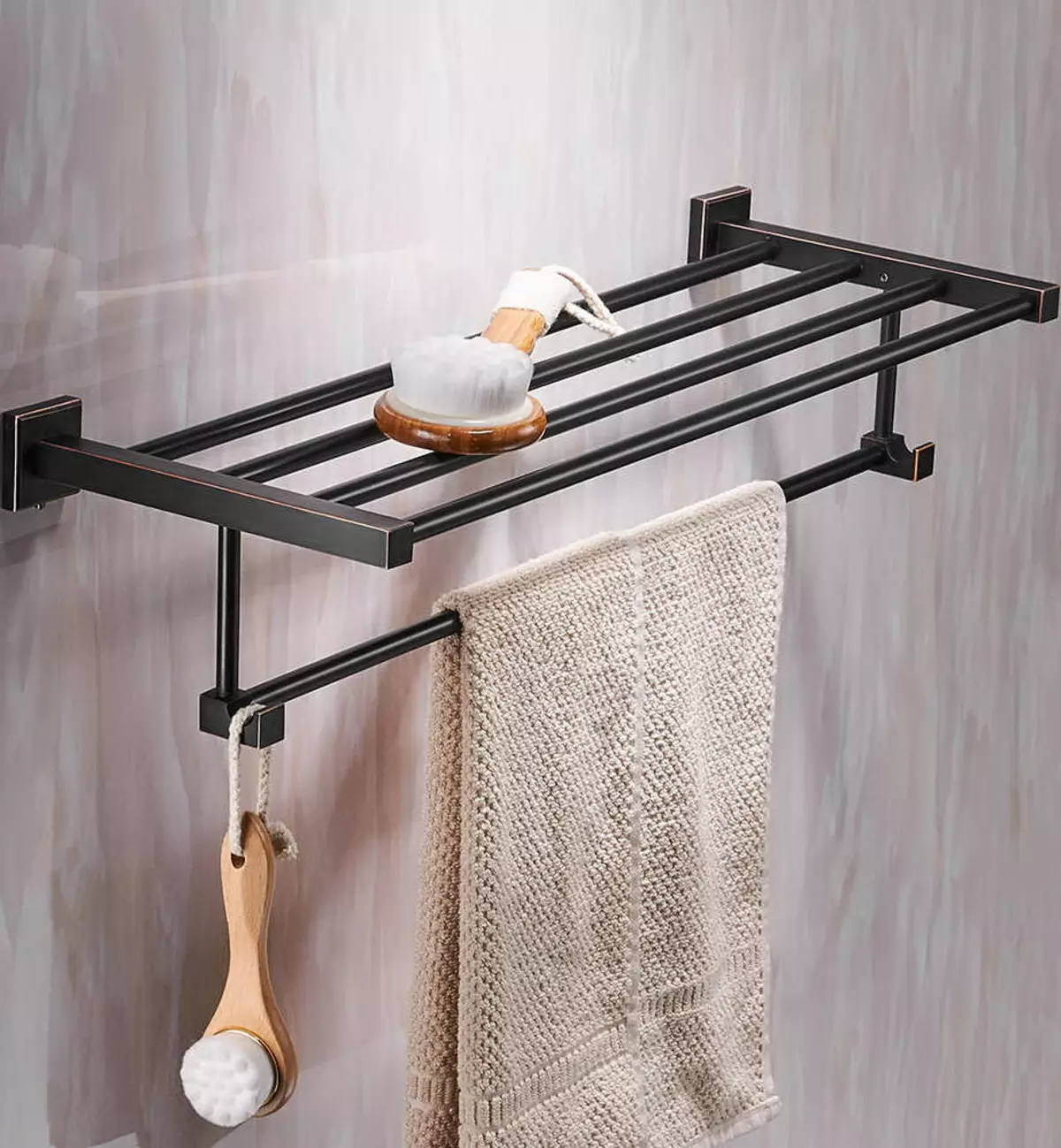 Polica na uteráky v kúpeľni (63 fotografií): s háčikmi a stenou, 50 cm z nehrdzavejúcej ocele, držiak uteráka s poličkou v kúpeľni a zvyšok 10421_38