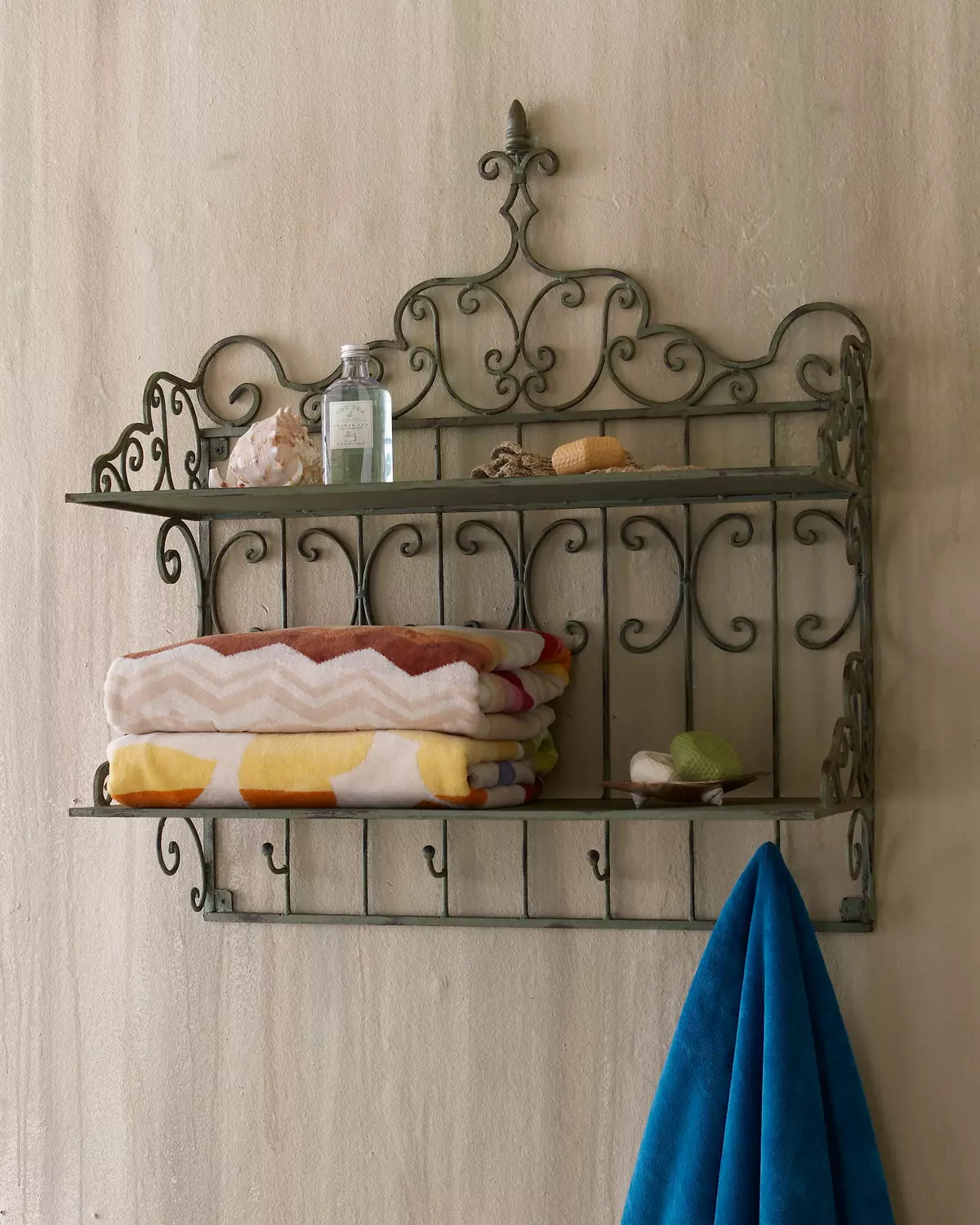 Polica na uteráky v kúpeľni (63 fotografií): s háčikmi a stenou, 50 cm z nehrdzavejúcej ocele, držiak uteráka s poličkou v kúpeľni a zvyšok 10421_39