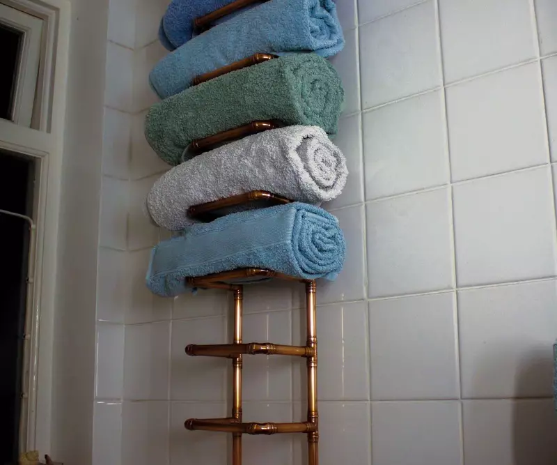 Shelf para sa mga tuwalya sa banyo (63 mga larawan): may mga kawit at pader, 50 cm mula sa hindi kinakalawang na asero, may hawak ng tuwalya na may istante sa banyo at ang iba pa 10421_4