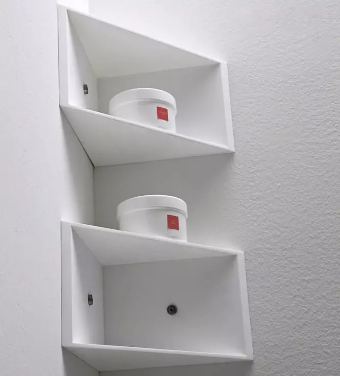 Shelf para sa mga tuwalya sa banyo (63 mga larawan): may mga kawit at pader, 50 cm mula sa hindi kinakalawang na asero, may hawak ng tuwalya na may istante sa banyo at ang iba pa 10421_45