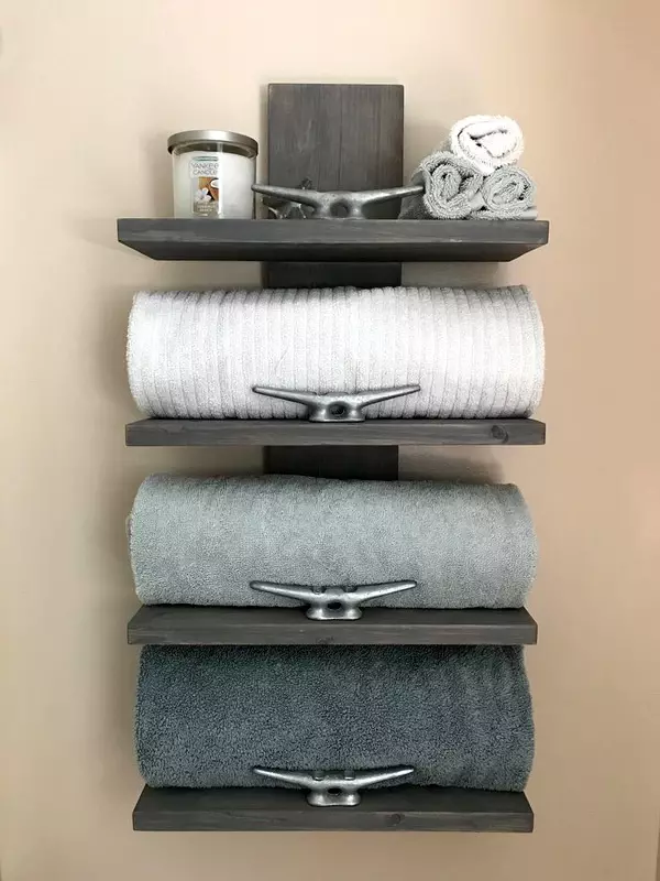 Shelf para sa mga tuwalya sa banyo (63 mga larawan): may mga kawit at pader, 50 cm mula sa hindi kinakalawang na asero, may hawak ng tuwalya na may istante sa banyo at ang iba pa 10421_60