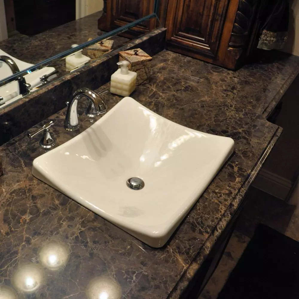 Mark vannas istabas countertops: izvēlieties marmora veidnes baltā un citas krāsas vannas istabā 10423_16