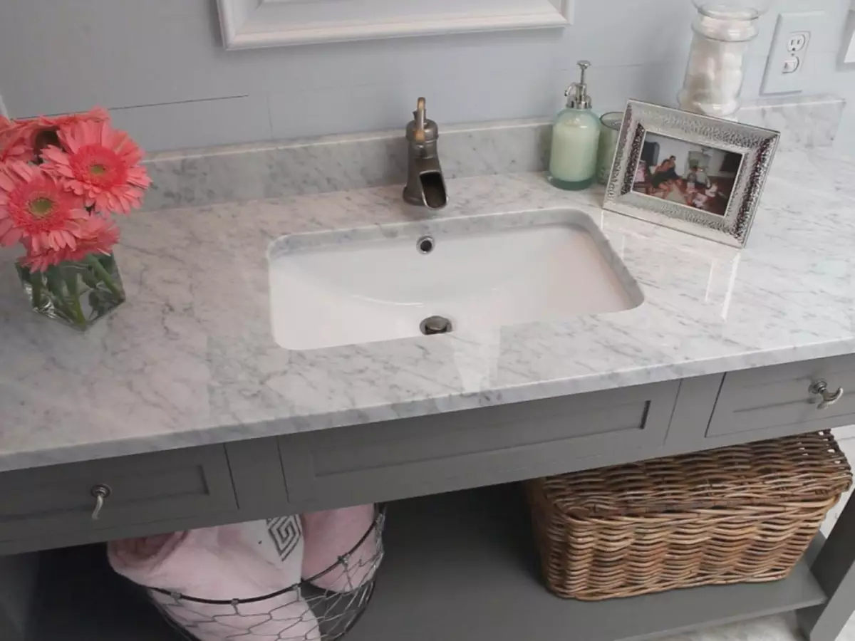 Mark vannas istabas countertops: izvēlieties marmora veidnes baltā un citas krāsas vannas istabā 10423_9