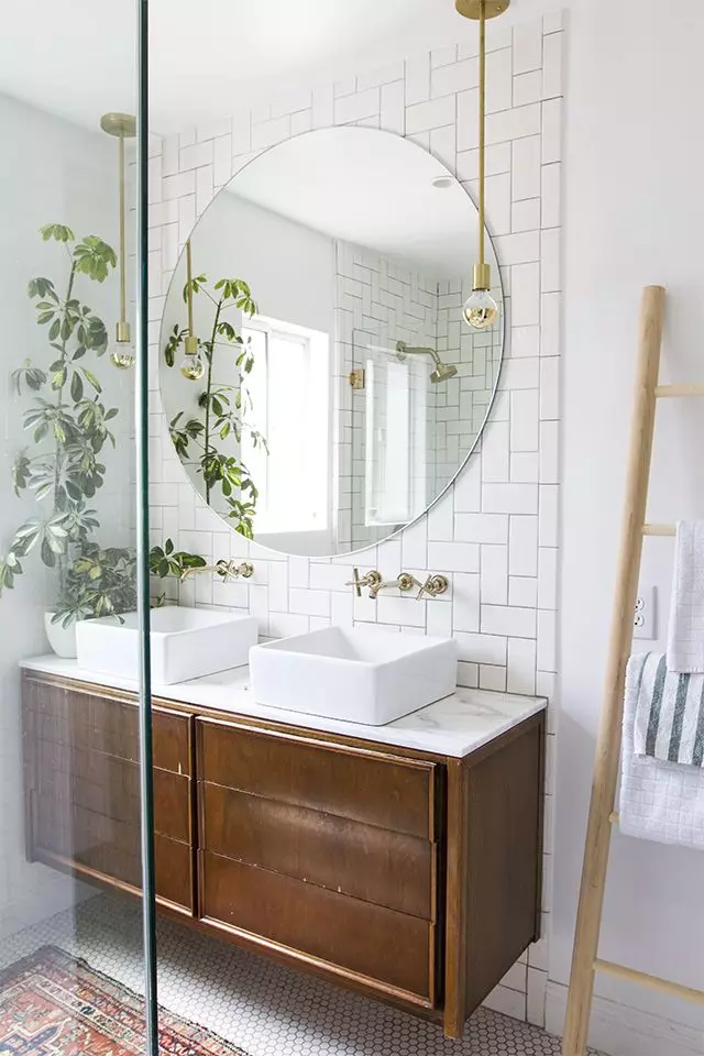 Miroir rond dans la salle de bain: miroirs design dans un cadre en bois, miroirs ronds de couleur noire et autre pour la salle de bain 10427_16