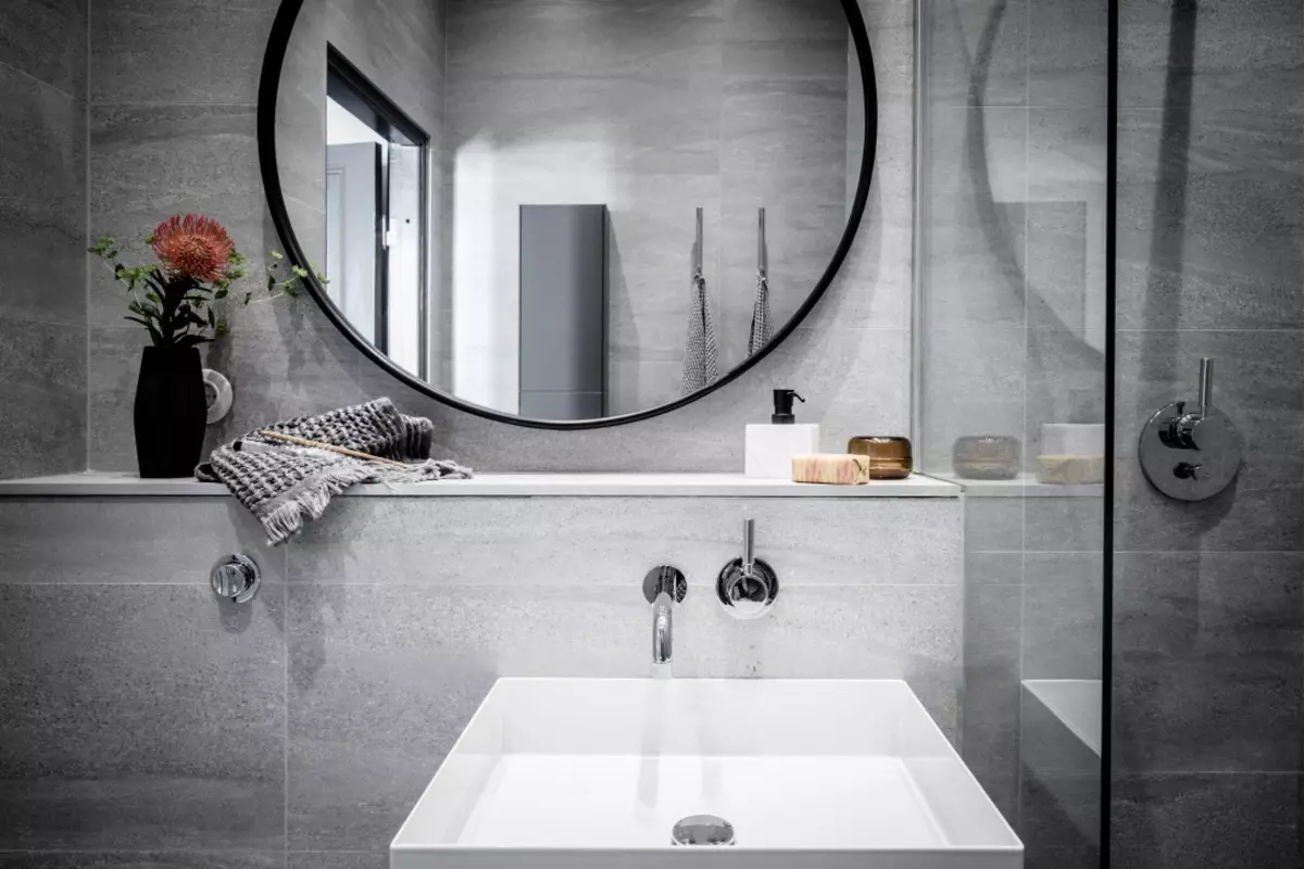 Miroir rond dans la salle de bain: miroirs design dans un cadre en bois, miroirs ronds de couleur noire et autre pour la salle de bain 10427_29