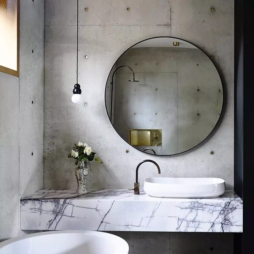 Miroir rond dans la salle de bain: miroirs design dans un cadre en bois, miroirs ronds de couleur noire et autre pour la salle de bain 10427_3
