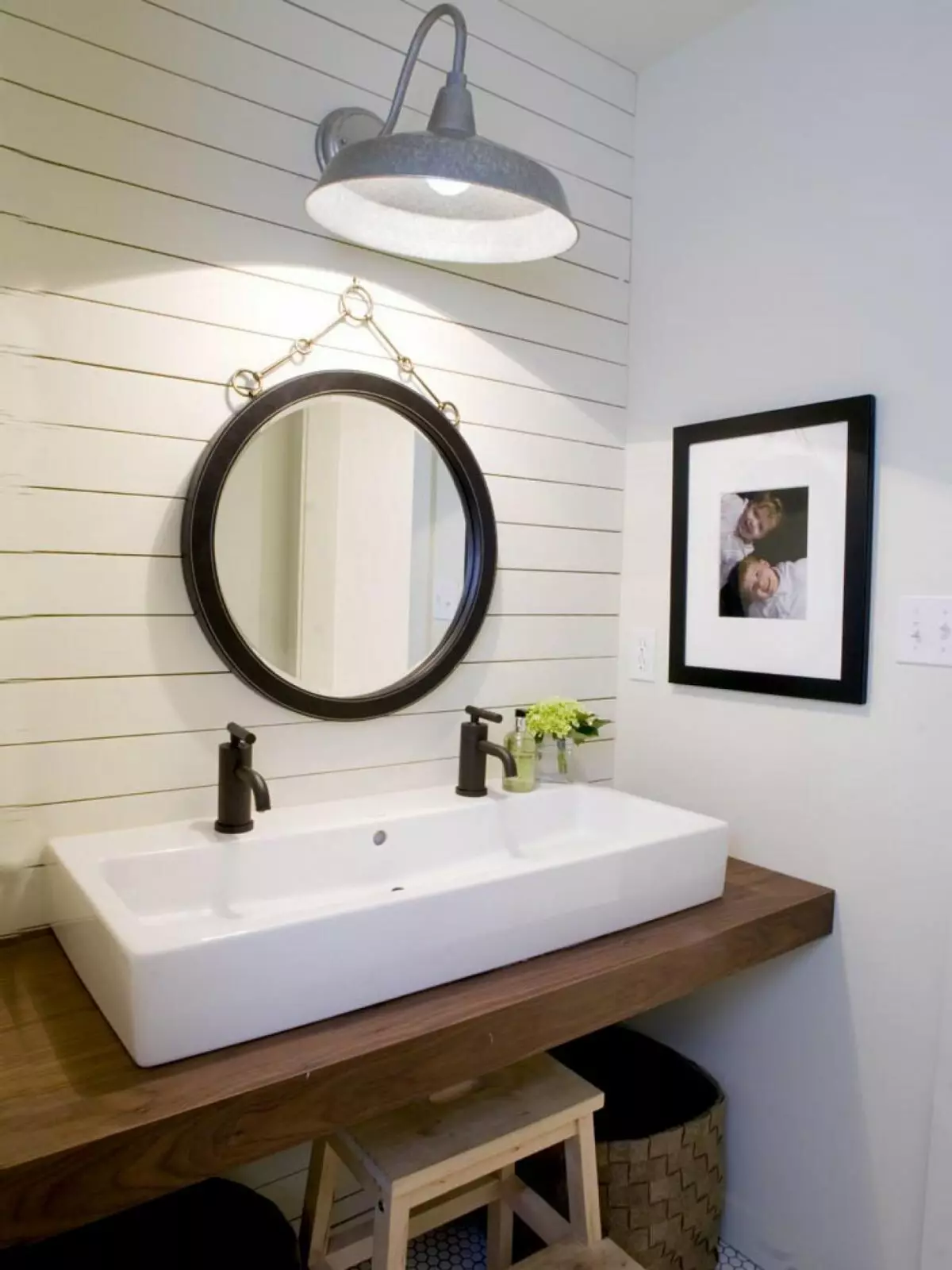 Miroir rond dans la salle de bain: miroirs design dans un cadre en bois, miroirs ronds de couleur noire et autre pour la salle de bain 10427_36