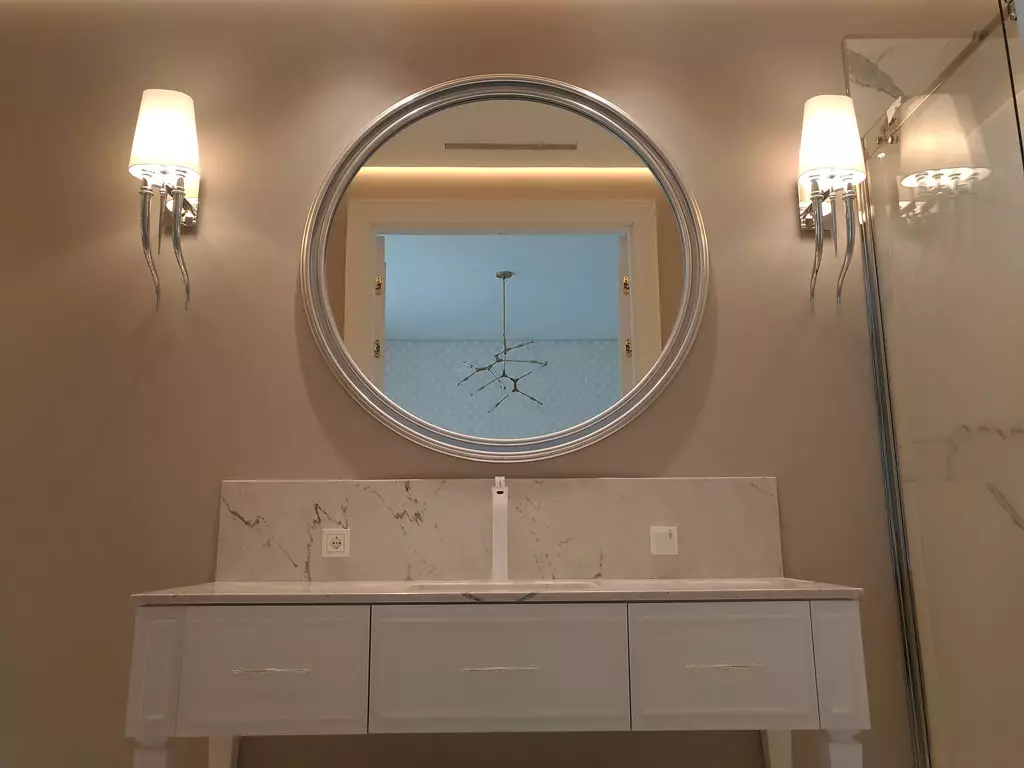 Miroir rond dans la salle de bain: miroirs design dans un cadre en bois, miroirs ronds de couleur noire et autre pour la salle de bain 10427_39